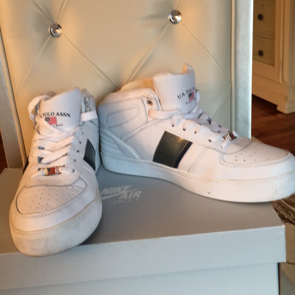 Men’s size 10 white sneakers with grey